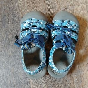 Keen sandals. never worn!